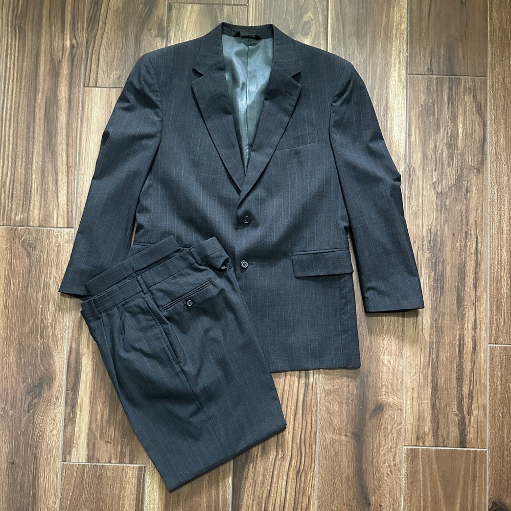Jos. A. Bank Mens 42R Suit 100% Wool Charcoal Grey Pinstripe 2 Button Pleated 42